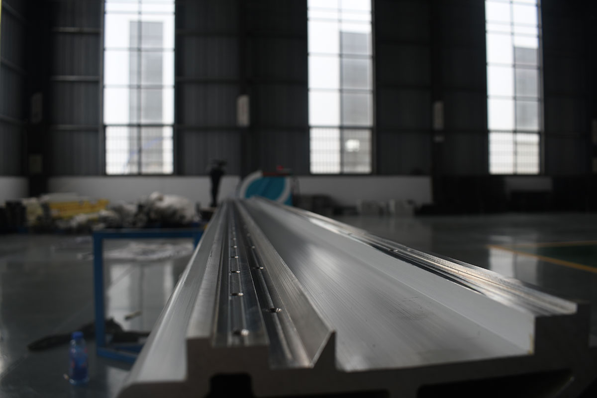 Enclosed type CNC fiber laser cutter Dual Working Table - China Hechen